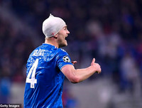 [ẢNH] Trung vệ đắt giá đổ máu vẫn không cứu nổi Juve