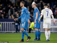 [ẢNH] Trung vệ đắt giá đổ máu vẫn không cứu nổi Juve