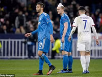 [ẢNH] Trung vệ đắt giá đổ máu vẫn không cứu nổi Juve