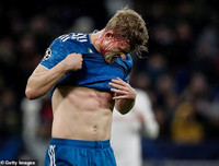 [ẢNH] Trung vệ đắt giá đổ máu vẫn không cứu nổi Juve