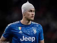 [ẢNH] Trung vệ đắt giá đổ máu vẫn không cứu nổi Juve