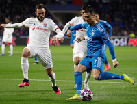 [ẢNH] Trung vệ đắt giá đổ máu vẫn không cứu nổi Juve