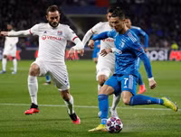 [ẢNH] Trung vệ đắt giá đổ máu vẫn không cứu nổi Juve