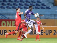 [ẢNH] Quang Hải ghi bàn 3 trận liên tiếp, Hà Nội FC lên đầu bảng V-League