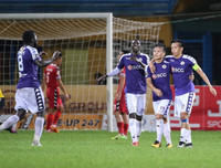 [ẢNH] Quang Hải ghi bàn 3 trận liên tiếp, Hà Nội FC lên đầu bảng V-League