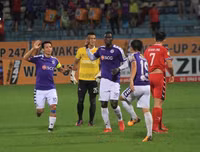 [ẢNH] Quang Hải ghi bàn 3 trận liên tiếp, Hà Nội FC lên đầu bảng V-League