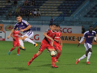 [ẢNH] Quang Hải ghi bàn 3 trận liên tiếp, Hà Nội FC lên đầu bảng V-League