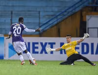 [ẢNH] Quang Hải ghi bàn 3 trận liên tiếp, Hà Nội FC lên đầu bảng V-League