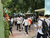 [Ảnh] Phó Chủ tịch UBND TP Hà Nội động viên thí sinh gãy tay được bố trí thi riêng có người chép hộ