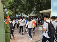 [Ảnh] Phó Chủ tịch UBND TP Hà Nội động viên thí sinh gãy tay được bố trí thi riêng có người chép hộ