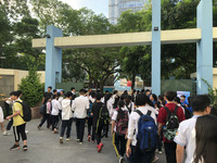 [Ảnh] Phó Chủ tịch UBND TP Hà Nội động viên thí sinh gãy tay được bố trí thi riêng có người chép hộ