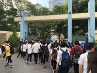 [Ảnh] Phó Chủ tịch UBND TP Hà Nội động viên thí sinh gãy tay được bố trí thi riêng có người chép hộ