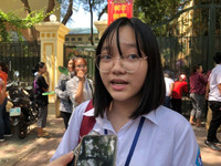 [Ảnh] Phó Chủ tịch UBND TP Hà Nội động viên thí sinh gãy tay được bố trí thi riêng có người chép hộ