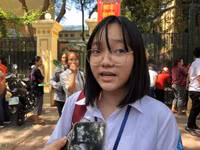 [Ảnh] Phó Chủ tịch UBND TP Hà Nội động viên thí sinh gãy tay được bố trí thi riêng có người chép hộ