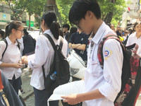 [Ảnh] Phó Chủ tịch UBND TP Hà Nội động viên thí sinh gãy tay được bố trí thi riêng có người chép hộ