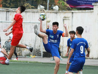 [ẢNH] CĐV Lê Văn Thiêm máu lửa phủ xanh khán đài sân Tây Hồ