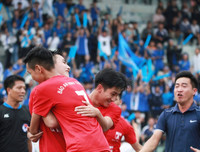 [ẢNH] CĐV Lê Văn Thiêm máu lửa phủ xanh khán đài sân Tây Hồ