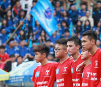 [ẢNH] CĐV Lê Văn Thiêm máu lửa phủ xanh khán đài sân Tây Hồ