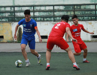 [ẢNH] CĐV Lê Văn Thiêm máu lửa phủ xanh khán đài sân Tây Hồ