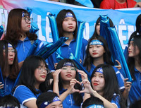 [ẢNH] CĐV Lê Văn Thiêm máu lửa phủ xanh khán đài sân Tây Hồ