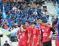 [ẢNH] CĐV Lê Văn Thiêm máu lửa phủ xanh khán đài sân Tây Hồ