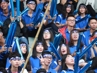 [ẢNH] CĐV Lê Văn Thiêm máu lửa phủ xanh khán đài sân Tây Hồ