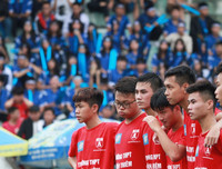 [ẢNH] CĐV Lê Văn Thiêm máu lửa phủ xanh khán đài sân Tây Hồ