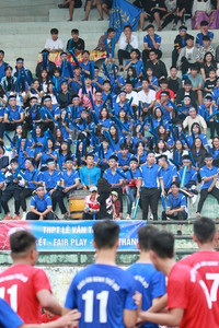 [ẢNH] CĐV Lê Văn Thiêm máu lửa phủ xanh khán đài sân Tây Hồ