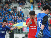 [ẢNH] CĐV Lê Văn Thiêm máu lửa phủ xanh khán đài sân Tây Hồ