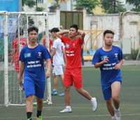 [ẢNH] CĐV Lê Văn Thiêm máu lửa phủ xanh khán đài sân Tây Hồ