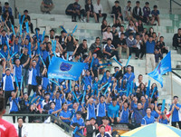 [ẢNH] CĐV Lê Văn Thiêm máu lửa phủ xanh khán đài sân Tây Hồ