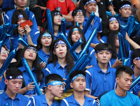 [ẢNH] CĐV Lê Văn Thiêm máu lửa phủ xanh khán đài sân Tây Hồ