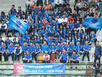 [ẢNH] CĐV Lê Văn Thiêm máu lửa phủ xanh khán đài sân Tây Hồ