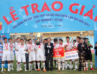 THPT Nguyễn Thị Minh Khai ăn mừng chức vô địch lần thứ ba