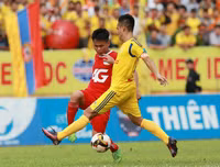 Chùm ảnh: Nam Định lên V-League, sân Thiên Trường mở hội bằng pháo sáng