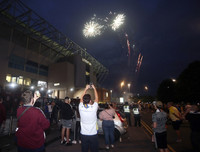 [ẢNH] CĐV ăn mừng điên cuồng, đập phá ô tô khi Leeds United lên hạng