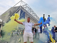 [ẢNH] CĐV ăn mừng điên cuồng, đập phá ô tô khi Leeds United lên hạng