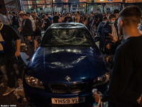 [ẢNH] CĐV ăn mừng điên cuồng, đập phá ô tô khi Leeds United lên hạng