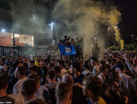 [ẢNH] CĐV ăn mừng điên cuồng, đập phá ô tô khi Leeds United lên hạng