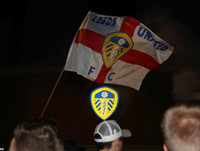 [ẢNH] CĐV ăn mừng điên cuồng, đập phá ô tô khi Leeds United lên hạng