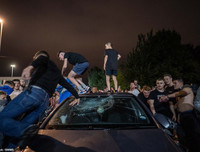 [ẢNH] CĐV ăn mừng điên cuồng, đập phá ô tô khi Leeds United lên hạng