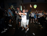 [ẢNH] CĐV ăn mừng điên cuồng, đập phá ô tô khi Leeds United lên hạng