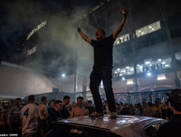 [ẢNH] CĐV ăn mừng điên cuồng, đập phá ô tô khi Leeds United lên hạng