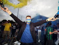 [ẢNH] CĐV ăn mừng điên cuồng, đập phá ô tô khi Leeds United lên hạng