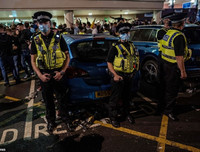 [ẢNH] CĐV ăn mừng điên cuồng, đập phá ô tô khi Leeds United lên hạng