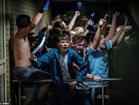 [ẢNH] CĐV ăn mừng điên cuồng, đập phá ô tô khi Leeds United lên hạng