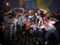 [ẢNH] CĐV ăn mừng điên cuồng, đập phá ô tô khi Leeds United lên hạng