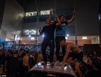 [ẢNH] CĐV ăn mừng điên cuồng, đập phá ô tô khi Leeds United lên hạng