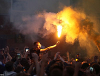 [ẢNH] CĐV ăn mừng điên cuồng, đập phá ô tô khi Leeds United lên hạng