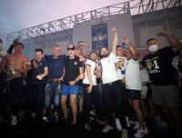 [ẢNH] CĐV ăn mừng điên cuồng, đập phá ô tô khi Leeds United lên hạng